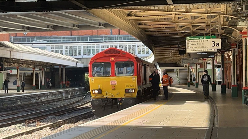 Shown in the first image is Class 66 numbered 66025 sat at platform 3a at Nottingham Station while conducting a crew change.